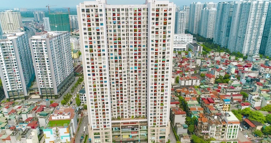 Plus d'une centaine de drapeaux vietnamiens suspendus aux balcons d'un immeuble d'appartements dans la rue de Tam Trinh, arrondissement de Hoang Mai à Hanoï. Photo: VNA