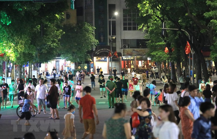 La zone attire des milliers de Hanoïens et touristes chaque week-end, et est devenue une destination incontournable de la capitale. Photo: VNA