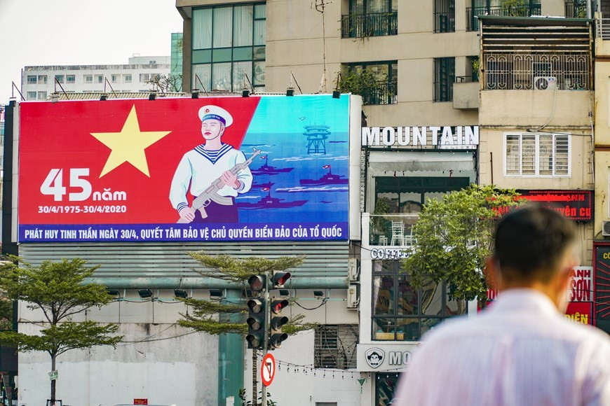 Un affiche au carrefour Xa Dan-Nguyen Luong Bang. Photo: VNA