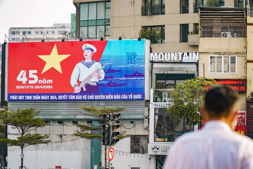 Un affiche au carrefour Xa Dan-Nguyen Luong Bang. Photo: VNA