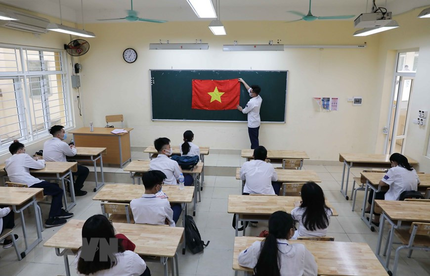 Cérémonie de salut au drapeau national dans une salle de classe. Photo: VNA