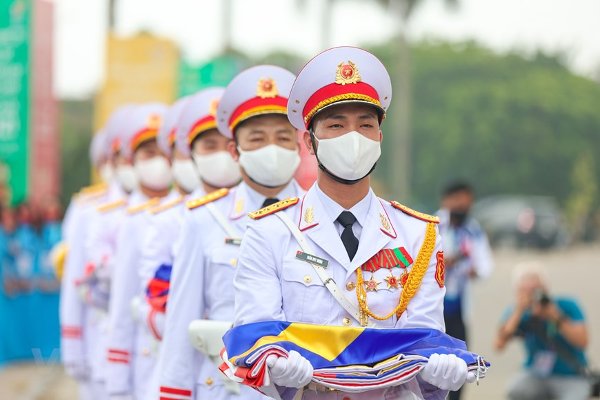  La cérémonie d'ouverture des 31es Jeux d'Asie du Sud-Est (SEA Games 31) aura lieu dans la soirée du 12 mai à Hanoï. L'événement promet d'apporter au public national et aux amis internationaux de belles images sur la culture et le peuple vietnamiens tout en véhiculant le message de ces SEA Games 31: ''Pour une Asie du Sud-Est plus forte''. Des images imprégnées de l'identité culturelle vietnamienne comme le bambou, le lotus, l'ao dai (tunique traditionnelle) ou le chapeau de conique apparaîtront dans ce programme. La chanson officielle des SEA Games 31 - ''Let's shine'' sera interprétée à la fin du spectacle d'ouverture et enchantera tous les cœurs vietnamiens. Photo: VietnamPlus 