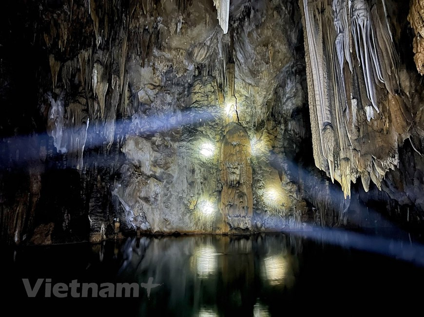  Après une longue journée d’activités en plein air, les visiteurs vont se reposer chez l’habitant pour savourer les plats locaux. Les habitants, de différentes ethnies minoritaires, leur servent notamment du xôi ngu sac (riz gluant aux cinq couleurs) et divers plats à base de viande de porc. Le xôi ngu sac est une spécialité de certaines ethnies minoritaires du Nord-Ouest. Il doit son nom aux cinq couleurs qui la caractérise : rouge, jaune, vert (ou violet), noir et blanc. Une fois repu, laissez votre âme s’envoler avec des airs traditionnels. Cette région autour du réservoir de Hoà Binh est en effet l’espace culturel des gongs de l’ethnie Muong, l’une des 53 minorités ethniques du Vietnam. Photo : Vietnamplus