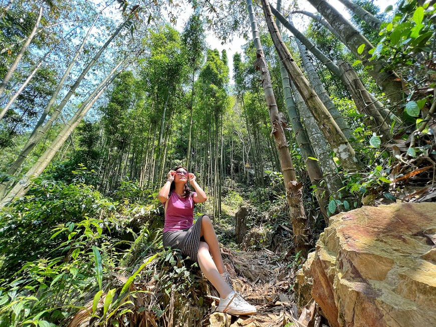  Premier arrêt à la centrale hydroélectrique de Hoà Binh. Ici, les visiteurs peuvent admirer une statue du Président Hô Chi Minh haute de 18 mètres, située sur une colline de granit, et la maison traditionnelle de M. Tuong, où une lettre du siècle dernier est conservée, témoignage, pour la jeune génération, des experts soviétiques et citoyens vietnamiens qui ont sacrifié leur vie sur ce chantier. Actuellement, la route la plus rapide pour aller à Hoà Binh est l’autoroute Hoà Lac - Hoà Binh. Cette dernière fait gagner 20 km par rapport à la Nationale 6. Comme la vitesse maximale est de 80 km/h, les visiteurs peuvent économiser une heure de déplacement. Photo : Vietnamplus