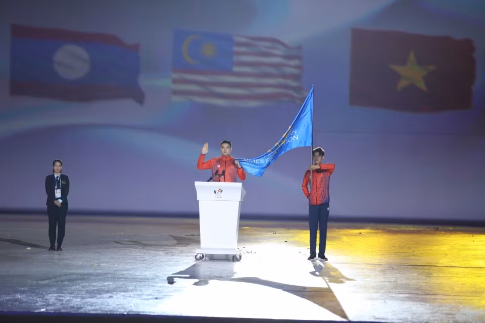  Le sportif vietnamien Vu Thanh An, au nom des sportifs participant aux SEA Games 31, prononce le serment. Photo: VNA 