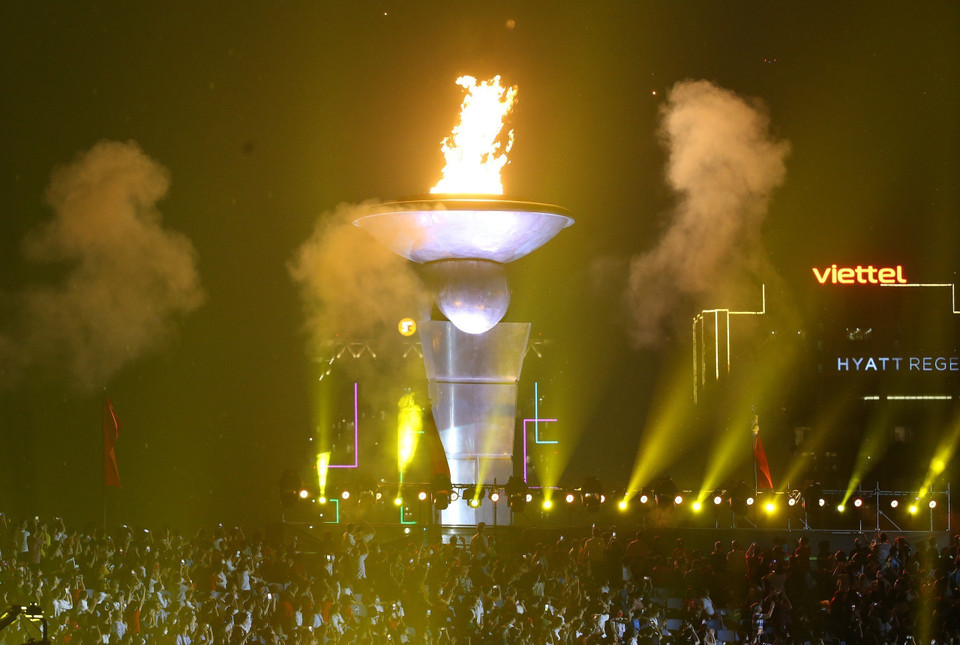  La torche des SEA Games 31 s'allume. Photo: VNA 