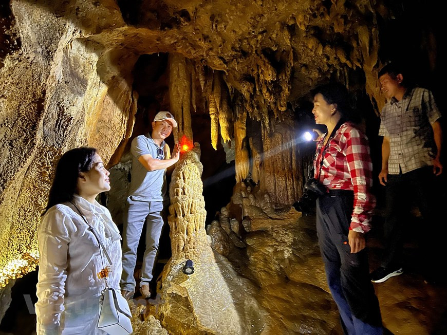  Le col de Da Trang est un des arrêts les plus réputés avant de se rendre à Mai Châu (province de Hoà Binh) ou Môc Châu (province de Son La, Nord). Depuis la centrale hydroélectrique de Hoà Binh, les visiteurs continuent sur la Nationale 6 et atteignent Da Trang après 47 km de route sinueuse. La particularité du col de Da Trang est la couleur blanche de la pierre à cause des affleurements calcaires. Il s’agit d’une halte à ne pas manquer avant d’arriver à Mai Châu ou Môc Châu. Les touristes peuvent, à loisir, utiliser les "flycam" pour prendre des photos du panorama. Photo : Vietnamplus