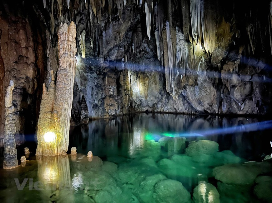  Pendant la ballade, ils peuvent admirer les paysages paisibles, et oublier les soucis de la vie quotidienne. Au contact des populations locales, les voyageurs pourront mieux comprendre leur identité culturelle. Ce sont des choses qu’on ne peut pas saisir en se documentant uniquement dans les livres ou sur Internet. En plus, les habitants locaux sont très amicaux et ouverts. Une fois la nuit tombée, de nombreuses activités artistiques attrayantes sont organisées. Les cours de danses et les chants traditionnels de l’ethnie Thai font fortes impressions auprès des voyageurs. En effet, ces derniers sont toujours enchantés de chanter et de danser avec les autochtones. Et ils ne peuvent pas venir au village de Lac sans tenter de jouer au nhay sap (jeu folklorique avec des barres en bois) qui est toujours très animé. Photo : Vietnamplus