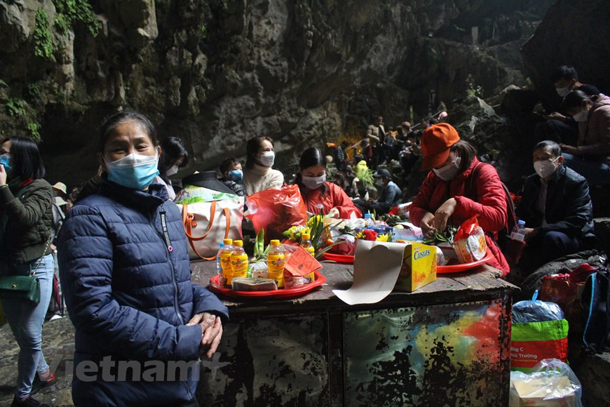  Le Comité populaire de la ville de Hanoï a approuvé le 8 février une proposition du district de My Duc sur la réouverture de la pagode des Parfums après un long hiatus en raison du coronavirus. Il a également chargé le Département municipal de la culture et des sports de se coordonner avec le Département municipal de la santé pour guider le district de My Duc dans sa mise en œuvre des mesures de prévention et de lutte contre l’épidémie conformément aux règles en vigueur. La pagode des Parfums est un haut lieu de pèlerinage où affluent des gens des quatre coins du pays. Photo : VietnamPlus 