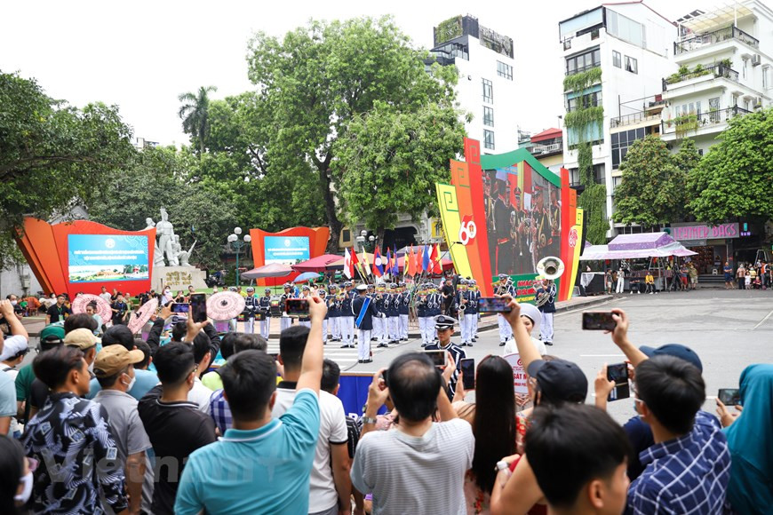 Le Festival de musique de la police de l'ASEAN+ 2022 est un programme d'échange culturel, artistique et musical, montrant les talents, l'amour de l'art et la passion pour la musique des policiers. Il fait l’éloge de l'amour pour la Patrie et des traditions des forces de police participantes. Le Festival contribue à renforcer la compréhension mutuelle entre le Vietnam et d'autres pays en général, entre leurs forces de police en particulier. L’événement montre que le Vietnam et sa capitale Hanoï sont magnifiques, et que la police vietnamienne est prête à être un ami, un partenaire fiable et un membre responsable de la communauté internationale, a souligné le vice-ministre de la Sécurité publique, Nguyen Duy Ngoc. Photo: Vietnamplus