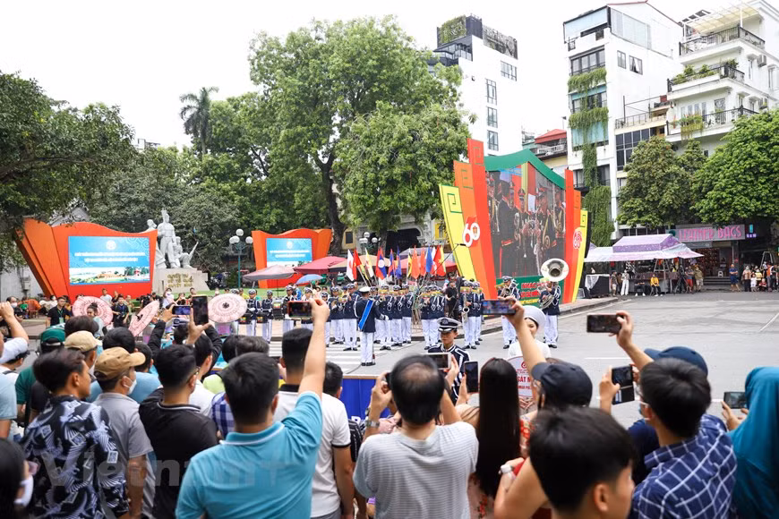 Le Festival de musique de la police de l'ASEAN+ 2022 est un programme d'échange culturel, artistique et musical, montrant les talents, l'amour de l'art et la passion pour la musique des policiers. Il fait l’éloge de l'amour pour la Patrie et des traditions des forces de police participantes. Le Festival contribue à renforcer la compréhension mutuelle entre le Vietnam et d'autres pays en général, entre leurs forces de police en particulier. L’événement montre que le Vietnam et sa capitale Hanoï sont magnifiques, et que la police vietnamienne est prête à être un ami, un partenaire fiable et un membre responsable de la communauté internationale, a souligné le vice-ministre de la Sécurité publique, Nguyen Duy Ngoc. Photo: Vietnamplus
