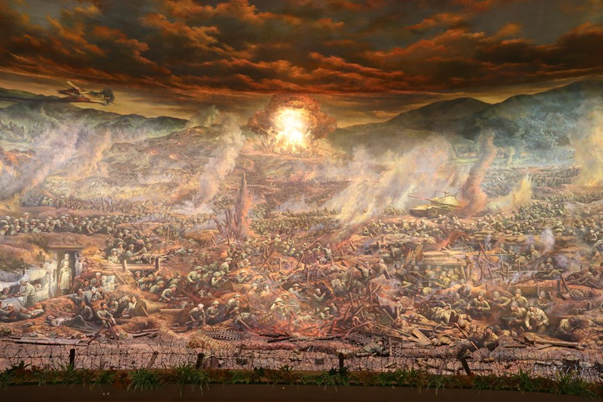  La troisième scène s’intitule ''Cuộc đối đầu lịch sử'' (La confrontation historique) et montre la férocité sur le champ de bataille. Les vestiges de la bataille de Dien Bien Phu ont aujourd’hui de grandes valeurs historiques. L’ensemble des vestiges de la bataille de Dien Bien Phu comprend 45 vestiges répartis dans huit sites principaux : la maison d’exposition sur la victoire de Dien Bien Phu, le QG souterrain du général français de Castries, la colline A1, le poste de commandement dans la commune de Muong Phang, le monument de la victoire de Dien Bien Phu dans la ville éponyme, le statue d’acheminement d’un canon dans la commune de Na Nhan, la colline de Him Lam et le terrain dans la commune de Muong Phang. Photo : Vietnamplus