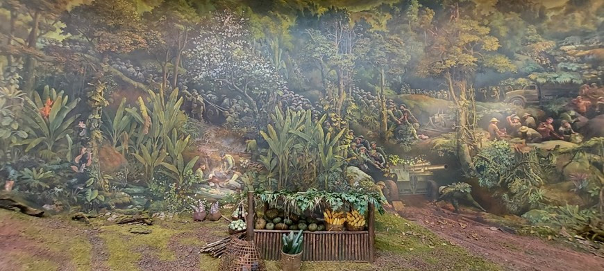  Les visiteurs peuvent admirer depuis le 7 mai le tableau panoramique de la campagne militaire de Diên Biên Phu au musée de la victoire historique de Diên Biên Phu, province du même nom. On y comprend mieux les phases de la bataille et véhicule aussi un message de paix et d’amitié entre les peuples. Cette peinture à l'huile majestueuse fait 132 m de long, 20,5 m de haut, 42 m de diamètre et 3.225 m² de superficie ! Diên Biên Phu est une œuvre d'art reflétant le panorama du champ de bataille de Dien Bien de la fin de 1953 jusqu’au 7 mai 1954. Au Vietnam, il s’agit du premier tableau panoramique d’une bataille militaire. Photo : Vietnamplus