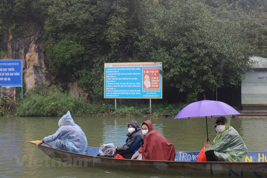  Le pèlerinage printanier se fait au milieu de paysages magnifiques, au cours duquel les visiteurs optent plutôt pour une promenade en barque sur la rivière Yên Vi au milieu d'une nature verdoyante et de superbes paysages, pour une excursion vers le sommet du mont An Ngua ou encore pour l'exploration de la grotte Tuyêt Son. La pagode des Parfums fait partie de l'itinéraire patrimonial qui relie, sur une centaine de kilomètres, certains des plus célèbres sites naturels et spirituels vietnamiens: l'extraordinaire complexe paysager de Tràng An, la pagode Bai Dinh, la très belle réserve naturelle de Vân Long et la zone touristique de Tam Chuc. Photo : VietnamPlus