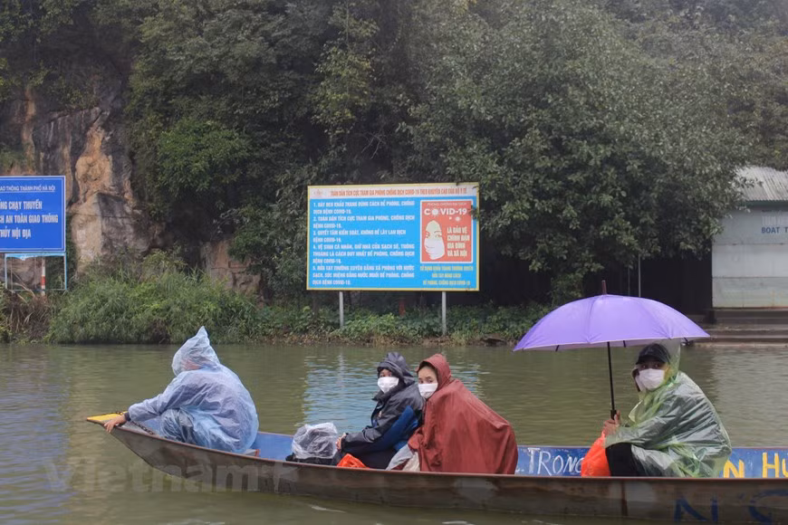  Le pèlerinage printanier se fait au milieu de paysages magnifiques, au cours duquel les visiteurs optent plutôt pour une promenade en barque sur la rivière Yên Vi au milieu d'une nature verdoyante et de superbes paysages, pour une excursion vers le sommet du mont An Ngua ou encore pour l'exploration de la grotte Tuyêt Son. La pagode des Parfums fait partie de l'itinéraire patrimonial qui relie, sur une centaine de kilomètres, certains des plus célèbres sites naturels et spirituels vietnamiens: l'extraordinaire complexe paysager de Tràng An, la pagode Bai Dinh, la très belle réserve naturelle de Vân Long et la zone touristique de Tam Chuc. Photo : VietnamPlus 