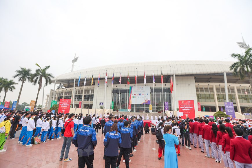  Les SEA Games 31, sur le thème ''Pour une Asie du Sud-Est plus forte'', se dérouleront en mai au Vietnam et comprendront 40 disciplines avec 526 catégories. Les compétitions se dérouleront à Hanoï et dans 11 villes et provinces voisines comme Bac Ninh, Hai Duong, Hai Phong, Quang Ninh, Ha Nam, Nam Dinh, Ninh Binh, Hoa Binh, Vinh Phuc, Phu Tho et Bac Giang. La délégation vietnamienne participant aux 31es Jeux d'Asie du Sud-Est (SEA Games 31) comprend 1.341 membres dont 950 sportifs, le plus grand nombre d'athlètes de cette 31e édition. En qualité du pays hôte, le Vietnam ambitionne de se hisser en tête du classement final par nations des SEA Games 31. Photo: VietnamPlus