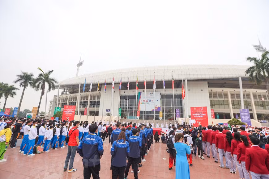  Les SEA Games 31, sur le thème ''Pour une Asie du Sud-Est plus forte'', se dérouleront en mai au Vietnam et comprendront 40 disciplines avec 526 catégories. Les compétitions se dérouleront à Hanoï et dans 11 villes et provinces voisines comme Bac Ninh, Hai Duong, Hai Phong, Quang Ninh, Ha Nam, Nam Dinh, Ninh Binh, Hoa Binh, Vinh Phuc, Phu Tho et Bac Giang. La délégation vietnamienne participant aux 31es Jeux d'Asie du Sud-Est (SEA Games 31) comprend 1.341 membres dont 950 sportifs, le plus grand nombre d'athlètes de cette 31e édition. En qualité du pays hôte, le Vietnam ambitionne de se hisser en tête du classement final par nations des SEA Games 31. Photo: VietnamPlus 
