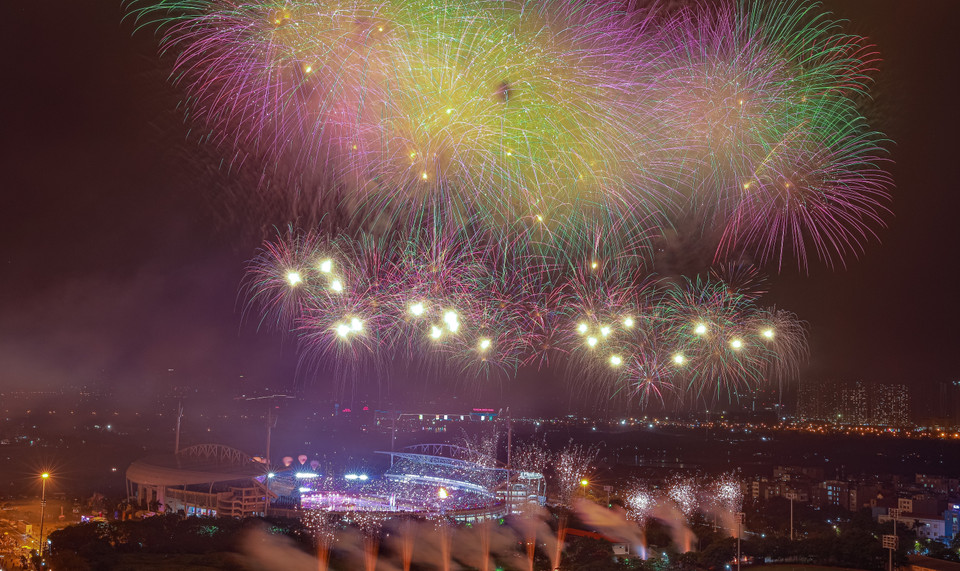  Feux d’artifice au stade national de My Dinh, à la cérémonie d’ouverture des SEA Games 31. Photo : VNA