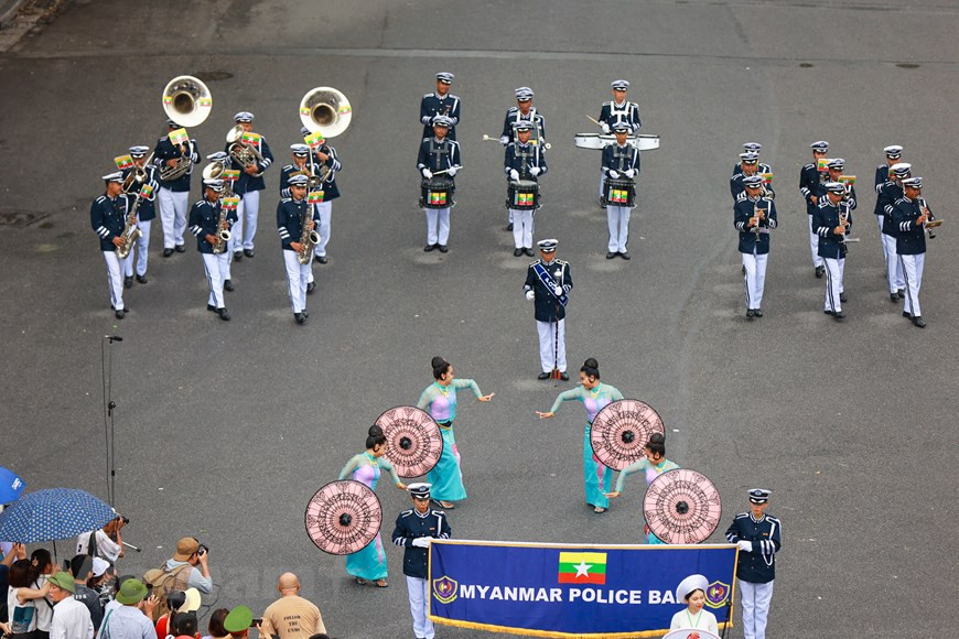  Le Festival de musique de la police de l'ASEAN+ 2022 comprend deux parties principales. Dans la première partie, des performances et des défilés des forces de police des pays participants sont présentés au public vietnamien. Les membres de huit groupes de musique de police interprètent une centaine de musiques et chants vantant leurs pays et les traditions de leurs forces policières. Dans la deuxième partie, un concert en plein air est prévu à 20h le 10 juillet devant la statue du roi Ly Thai To, au bord du lac de l'Épée restituée, à Hanoï. Avant le programme officiel, le ministère vietnamien de la Sécurité publique a organisé un défilé de cavaliers et une performance de tambours avec la participation de 300 étudiants de l'Académie de police populaire. Photo: Vietnamplus