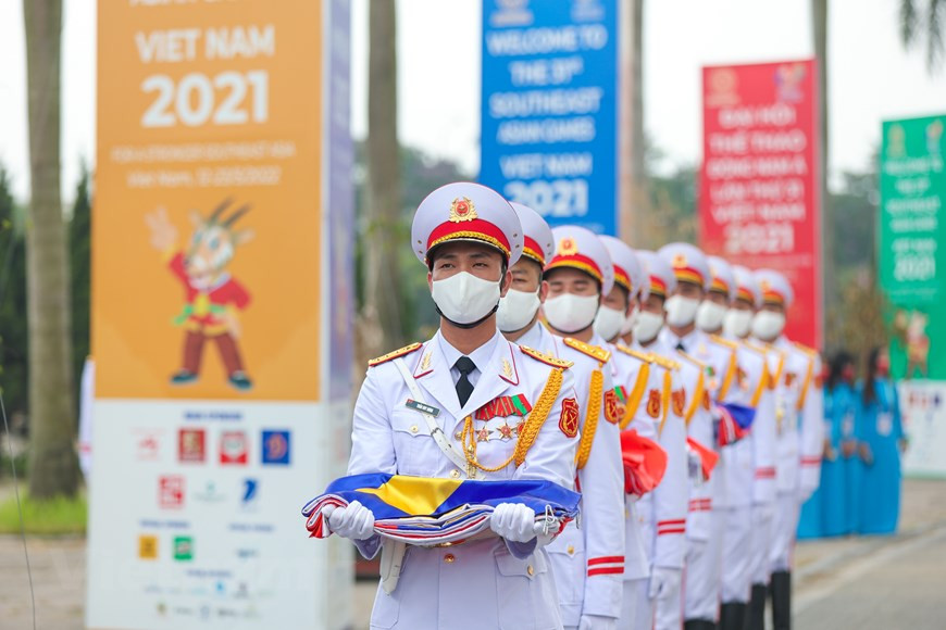 La cérémonie de lever des drapeaux dans le cadre des 31es Jeux d'Asie du Sud-Est (SEA Games 31) a eu lieu solennellement le 11 mai au stade national de My Dinh, à Hanoï. L'événement a attiré la présence du vice-ministre de la Culture, des Sports et du Tourisme, Hoang Dao Cuong, du vice-président du Comité populaire municipal de Hanoï, Chu Xuan Dung, des responsables des agences concernées et des représentants des pays participants. Cette cérémonie de lever des drapeaux visait à honorer la présence des pays participants, à saluer les délégations sportives invitées, à encourager l'esprit sportif des athlètes sans oublier de mettre en valeur la culture vietnamienne. Photo: VietnamPlus