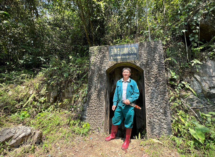  La grotte de Nam Son est située à près de 1.000 mètres dans le hameau de Ton, commune de Nam Son, district de Tan Lac, province de Hoa Binh. Il y a plus de dix ans, des habitants de la région se sont accidentellement égarés au cœur de la grotte et y ont trouvé une véritable beauté. Depuis, de nombreuses personnes sont venues pour l'explorer. La grotte de Nam Son est également appelée grotte de Ton par la population locale. La grotte mesure 455 mètres de long, 49 mètres de profondeur avec une grande surface lacustre, et l'eau est transparente toute l'année. Photo : Vietnamplus