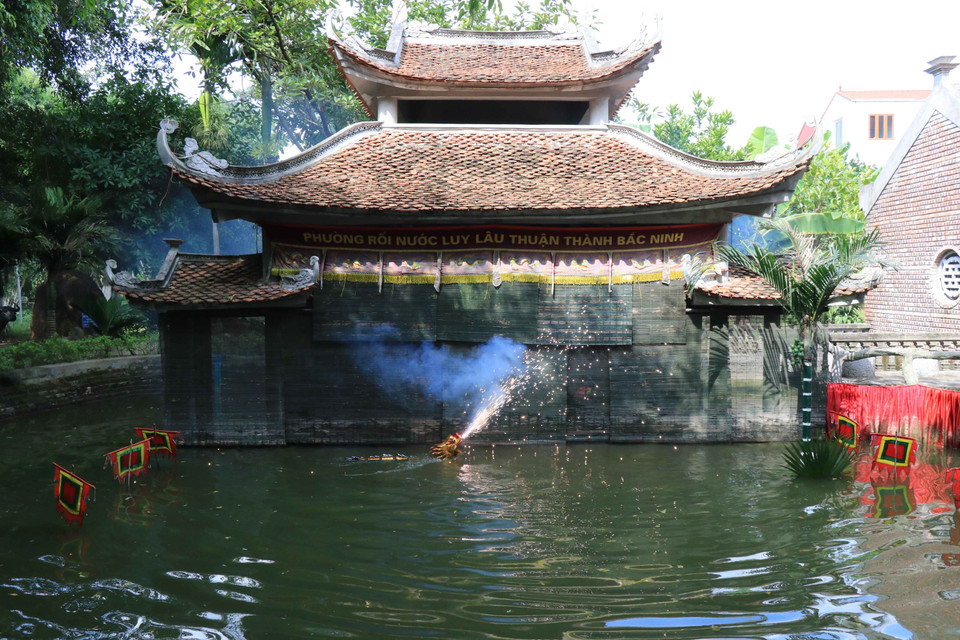  L’art des marionnettes sur l’eau du village de Dông Ngu se différencie de celui des autres villages par l’utilisation d'airs de quan ho (chants alternés) de Bac Ninh comme musique de base. Photo : VNA