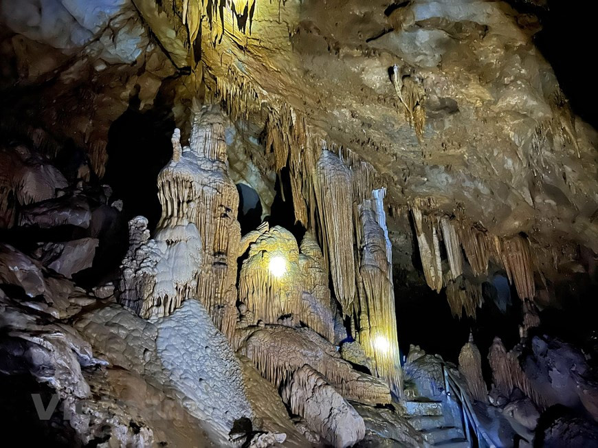 Les autorités de la commune de Nam Son ont sensibilisé les habitants locaux à la protection des valeurs et des ressources touristiques de cette grotte. Elles ont investi dans certains éléments tels que les marches pour monter et descendre, le système d'éclairage, la formation des guides touristiques. Le 25 juillet 2019, le district de Tan Lac a inauguré un site du tourisme communautaire dans la commune de Nam Son en vue d'exploiter le potentiel touristique de Nam Son en association avec la préservation des valeurs culturelles de l'ethnie Muong. Depuis, le développement du tourisme contribue à la réduction durable de la pauvreté. Photo : Vietnamplus