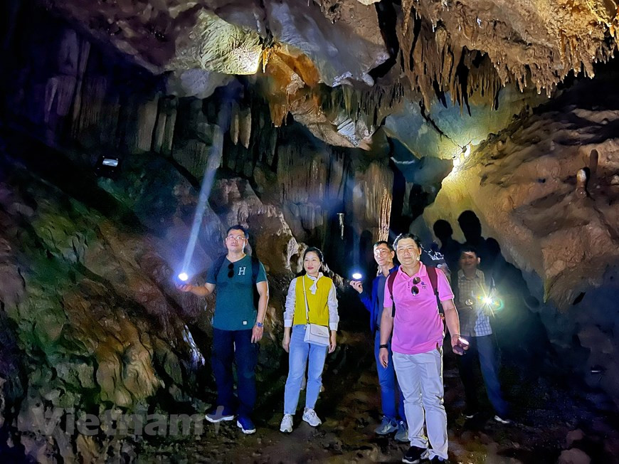  Situé à plus d’une heure de voiture du centre-ville de Hanoï, le réservoir de Hoà Binh, qui barre la rivière Dà (rivière Noire), alimente la centrale hydraulique homonyme. Long de 230 km, il est cheval sur les provinces de Hoà Binh et Son La. Avec près de 9,5 milliards de mètres cubes, c’est le plus grand lac de barrage du pays. Pour admirer les monts cachés dans les nuages, les toits des maisons émergeant dans la brume, le lac reflétant l’immense ciel bleu... rien de mieux qu’une balade en bateau. Des paysages authentiques, des plus romantiques, qui ne laissent personne indifférent. Le lac compte près de 50 îlots de tailles différentes, ce qui lui vaut le surnom de baie de "Ha Long terrestre". Photo : Vietnamplus