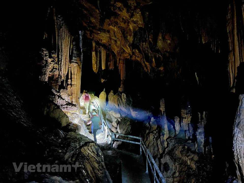  Déguster un com lam, siroter un ruou cân (alcool de riz siroté avec une tige de bambou creuse) et regarder les spectacles de danses traditionnelles des jeunes filles sont une expérience inoubliable à vivre au moins une fois. Les touristes pourront aussi faire du camping s’ils aiment dormir en plein air, à "la fraîche", ou choisir de séjourner en homestay (chez l’habitant), voire dans de beaux hôtels à prix raisonnables. Le meilleur moyen pour découvrir pleinement la culture locale est, sans conteste, de passer la nuit chez l’habitant. Entre repas conviviaux arrosés à l’alcool de riz traditionnel et spectacles de danses, les visiteurs vivront sans aucun doute un moment unique et magique. Photo : Vietnamplus