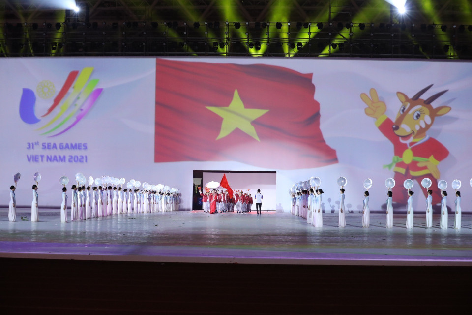 La délégation sportive vietnamienne défile au stade national de My Dinh, à Hanoï. Photo : VNA