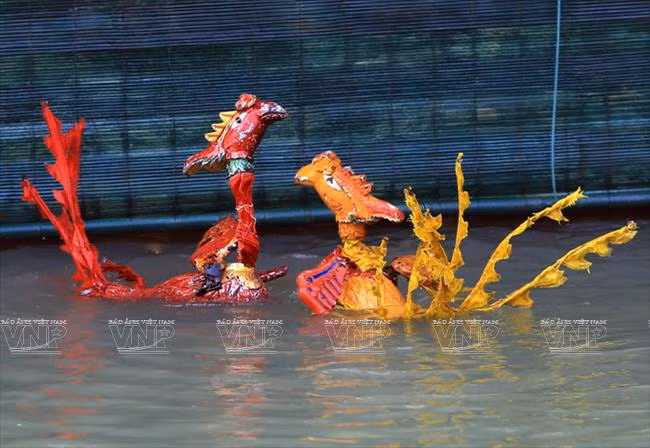  La troupe de marionnettes sur l’eau de Luy Lâu présente ses spectacles dans tout le pays à raison plus de 700 spectacles par an, dont chacun dure environ 45 minutes. Photo : VNA 