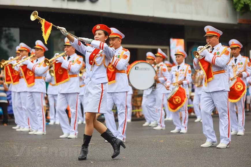  Lors d’une séance de travail avec les membres du Comité d’organisation du Festival après une répétition de la délégation vietnamienne le 2 juillet, le ministre vietnamien de la Sécurité publique, To Lam, a constaté que la performance de la délégation vietnamienne était très typique, illustrant tant la culture du Vietnam que les traditions et les efforts actuels des forces de la Police populaire. Selon lui, la performance vietnamienne au Festival contribuera à promouvoir l'image d’une police au service du peuple, ainsi qu’à la mise en œuvre de la Résolution 12 du Bureau politique concernant l'édification d’une Police populaire transparente, puissante, régulière, bien exercée et moderne. Photo: Vietnamplus 