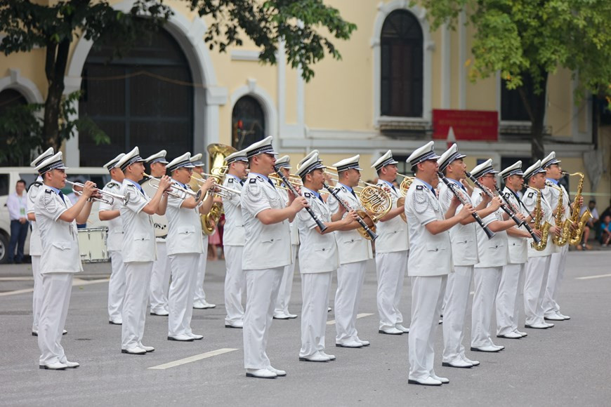  S'exprimant lors de la cérémonie d'ouverture, le général de division Nguyen Duy Ngoc, membre du Comité central du Parti communiste du Vietnam (PCV), vice-ministre vietnamien de la Sécurité publique, a souligné que ce festival de musique contribue à promouvoir la culture, l'art et la compréhension de l'identité culturelle nationale, du peuple, du processus de développement de la Police populaire du Vietnam et de celle d'autres pays. Il a exprimé l'espoir que l'événement contribuerait à présenter et à promouvoir l'image du Vietnam et d'un peuple vietnamien amical et hospitalier auprès de la communauté internationale, et favoriser la coopération entre la police vietnamienne et les forces d’autres nations. Photo: Vietnamplus 