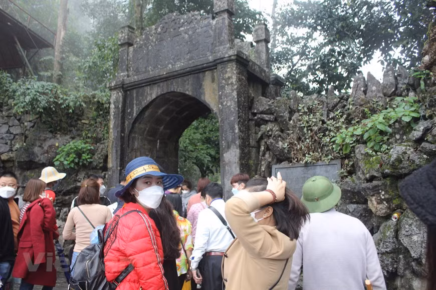  Située à 70 km du centre de Hanoï, la pagode des Parfums comprend d'innombrables temples et sanctuaires bouddhiques nichés dans les falaises calcaires du mont Huong Tích (montagne de l'Empreinte parfumée). Les principaux sites sont les pagodes Thiên Trù (Cuisine du Ciel) Giai Oan (Purgatoire/Disculpation) - où les divinités purifient les âmes, apaisent les souffrances - et la grotte de l'Empreinte parfumée. Devant la pagode Giai Oan coule un ruisseau à neuf sources, appelé ''ruisseau de la disculpation''. Suivant la légende, Bouddha se serait arrêté ici pour oublier tout souci terrestre. Son eau claire et fraîche, paraît-il, rend l'âme du pèlerin sereine. Photo : VietnamPlus 