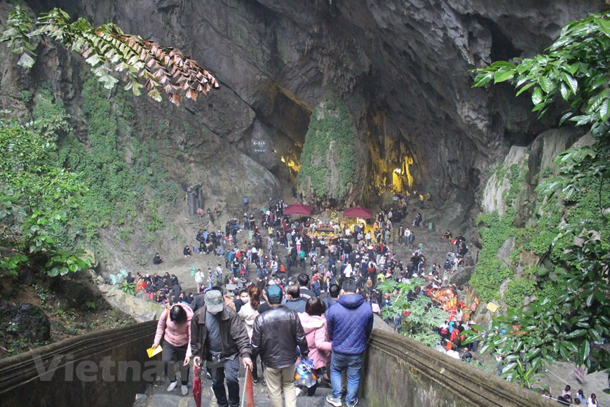  Après une longue période de fermeture en raison de l'épidémie de COVID-19, la pagode des Parfums (Chua Huong), au sud-ouest de Hanoï, est rouverte aux visiteurs depuis le 16 février, soit le 16e jour du premier mois lunaire. La pagode des Parfums est un ensemble de temples et de sanctuaires bouddhiques situé à quelque 70km de Hanoï, dans la commune de Huong Son, district de My Duc. Très fréquenté pendant la période des fêtes, ce site, l'un des plus sacrés du Vietnam, a accueilli dès le premier jour de sa réouverture environ 5.000 pèlerins venus se recueillir et profiter d'un cadre naturel d'exception. Photo : VietnamPlus