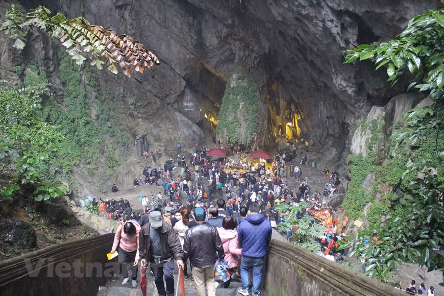  Après une longue période de fermeture en raison de l'épidémie de COVID-19, la pagode des Parfums (Chua Huong), au sud-ouest de Hanoï, est rouverte aux visiteurs depuis le 16 février, soit le 16e jour du premier mois lunaire. La pagode des Parfums est un ensemble de temples et de sanctuaires bouddhiques situé à quelque 70km de Hanoï, dans la commune de Huong Son, district de My Duc. Très fréquenté pendant la période des fêtes, ce site, l'un des plus sacrés du Vietnam, a accueilli dès le premier jour de sa réouverture environ 5.000 pèlerins venus se recueillir et profiter d'un cadre naturel d'exception. Photo : VietnamPlus 