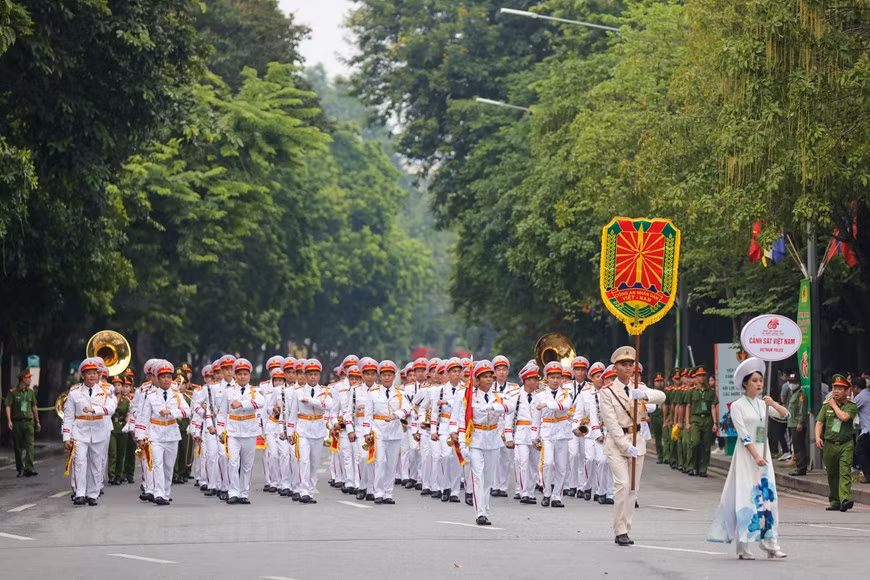  Le Festival de musique de la police de l’ASEAN+ 2022 est le point d’orgue des activités marquant le 60e anniversaire de la Journée traditionnelle de la Police populaire du Vietnam (20 juillet 1962). Il a débuté le 9 juillet au lac Hoan Kiem (lac de l’Épée restituée), à Hanoï. L'événement de deux jours attire la participation de huit groupes de musique de police venus de sept pays, à savoir le Laos, les Philippines, Brunei, le Myanmar, le Japon, la Chine et le Vietnam. Le Vietnam compte deux groupes composés au total de 238 musiciens et artistes, dont le groupe du ministère de la Sécurité publique et celui du ministère de la Défense… Photo: Vietnamplus 