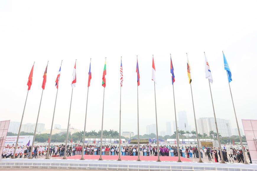  Des localités et agences de voyage ont lancé de nombreux circuits spéciaux, dont deux circuits ''Hanoï - Viet Tri - Sapa - Ninh Binh'' (6 jours) et Hanoï - Viet Tri - Sapa - Ha Long (7 jours) avec des billets gratuits pour le football au stade de Phu Tho de l'agence de voyage Vietravel Travel. L'Administration nationale du tourisme publie également sur son site à l'adresse http://seagames31.vietnamtourism.gov.vn/tour-in-hanoi/ des informations sur les circuits touristiques à Hanoï à l'occasion des SEA Games 31. En particulier, Hanoï a lancé deux nouveaux itinéraires touristiques à faire à vélo permettant aux touristes de découvrir le centre-ville et des villages de métiers traditionnels en banlieue de la capitale. Photo: VietnamPlus