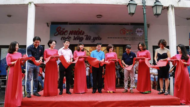 Les invités coupent le bandeau d’inauguration.