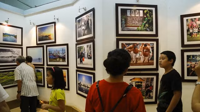 De nombreux visiteurs revivent leurs souvenirs d’enfance lors de cette exposition.