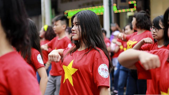 De​s milliers de gens se sont réunis dans la zone de l’exposition pour profiter de l’ambiance bon enfant.