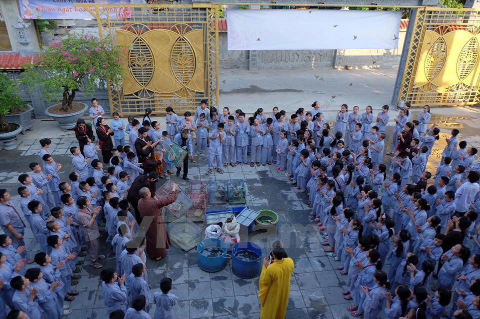 En dehors d'apprendre davantage sur le devoir filial, les enfants participent à une cérémonie de lâcher des poissons et oiseaux...