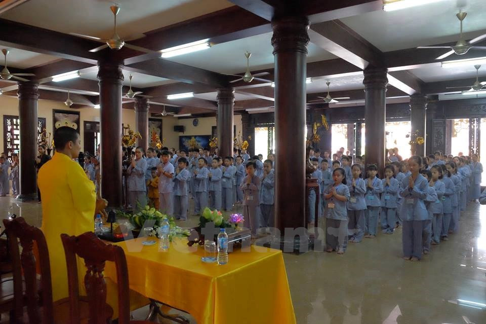 A l’occasion de la Journée de la famille vietnamienne, une cérémonie de reconnaissance envers les parents a eu lieu dans le cadre d’un cours sur le bouddhisme à la pagode Kim Au à Hanoi. 