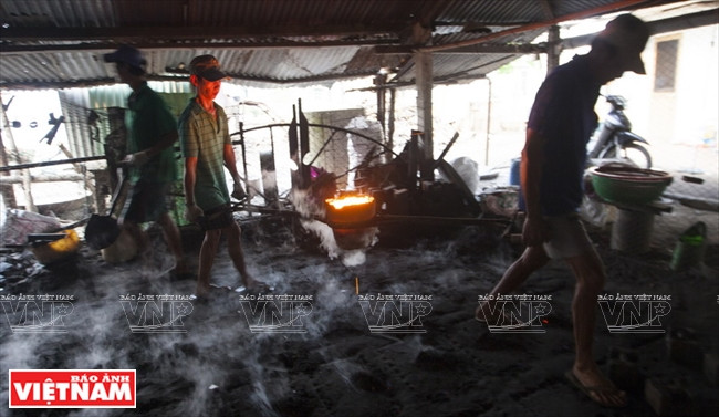 La fonte est coulée dans le moule.