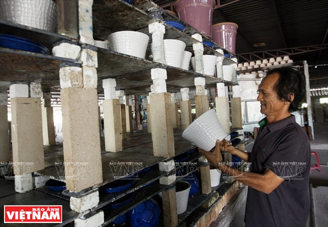Examen des poteries après la cuisson. 