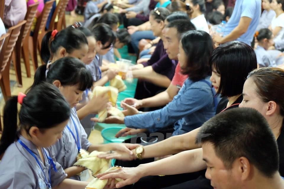 Laver les mains des parents ayant soigné leurs enfants.