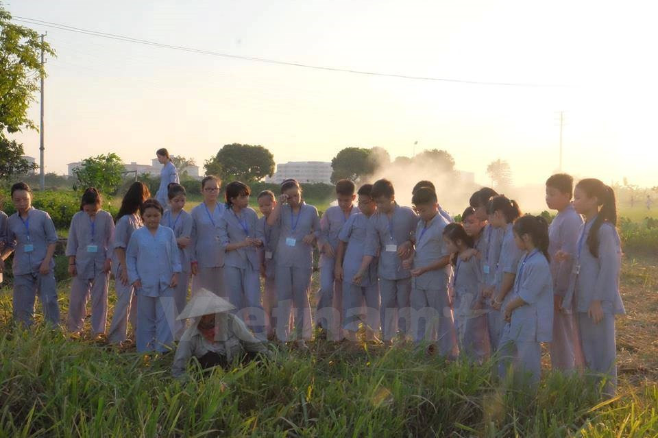 ...ou sort​ent aux champs pour partager le travail pénible des agriculteurs dans les rizières. 