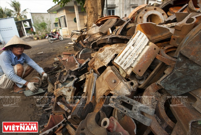 Au fil du temps, le métier s’est répandu dans les villages voisins de Tan Phong, Binh Thanh, Binh Loi, Binh Y…., où des centaines de fours ont été installés. La plupart des habitants de ces villages vivent de ce métier. 