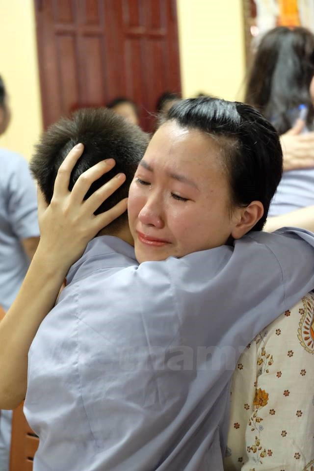 Larmes de joie des parents quand ils voient leurs enfants parvenir à la maturité.