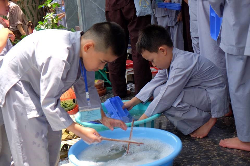 Les enfants apprennent à laver la vaisselle après les repas, et à se servir.